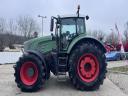 Марка: FENDT 936 VARIO,Цена: 94,000,00 € Без ДДС,Състояние: Употребяван трактор FENDT 936 VARIO със спецификации:
<br />*2015 година
<br />*Двигател Deutz 7.8L 6-цилиндров дизел
<br />*Мощност 360 к.с.
<br />Трансмисия: VarioDrive CVT (безстепенна трансмисия).
<br />Максимална скорост: 50–60 км/ч
<br />Задвижване: 4WD (интелигентно задвижване на 4 колела)
<br />Скорости на ВОМ: Стандартен фланцов ВОМ при 540E/1000 об/мин.
<br />Хидравлична Система с двойна помпа до 430 л/мин ( 2x215л/мин )
<br />Контролни блокове: До 8 задни и 2 предни хидравлични клапана
<br />Товароподемност: Товароподемност на задната част приблизително 11 800 кг
<br />Тегло без товар: Приблизително 10 900 кг
<br />Допустимо брутно тегло: До 18 000 кг
<br />Транспортна дължина: 5,66 метра
<br />Транспортна ширина: 2,75 метра
<br />Транспортна височина: 3,32 метра
<br />Окачване: Самонивелиращо се окачване на предния мост и пневматично окачване на кабината за подобрено качество на возене.
<br />Кабина: x5 кабина с панорамна гледка и електронно управление Variotronic.
<br />Гуми: 600/70R34 отпред / 710/75R42 отзад
<br />Технология: Автоматична система за управление VarioGuide и ISOBUS съвместимост
<br />АВТОПИЛОТ TRIMBLE
<br />Тежести в задните колела
<br />*Климатик
<br />
<br />ПРЕДЛАГАМЕ ЛИЗИНГ 20% ПЪРВОНАЧАЛНА ВНОСКА ДО 5Г С 2 ВНОСКИ В ГОДИНАТА !
<br />
<br />
<br />Наличен на базата ни в село Козаревец