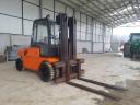 Марка: LUGLI 70 C Diesel Forklift,Цена: 14 000 € Без ДДС,Състояние: • Подем 7,5 тона;
<br />• Дълбок център на тежестта - 75 см;
<br />• Профил на шасито - 91 см;
<br />• Междуосие - 2240 мм;
<br />• Изключително добра стабилност в завой;
<br />• Отлична видимост и максимална безопасност;
<br />• Шумозаглушители и херметична облицовка на двигателния отсек;
<br />• Двигател - Дизел Perkins 6.354, 6 цилиндъра, с водно охлаждане, 8.3 l, максимална мощност 116 HP с 2600 оборота в минута;
<br />• Позволява работа в затворени помещения;
<br />• Задвижване - Хидростатично, състоящо се от аксиално бутална помпа с променлив обем и аксиално бутален двигател с постоянен ход;
<br />• Безстепенно регулиране на скоростта;
<br />• Допълнителни барабанни аварийни спирачки;
<br />• Стандартни двойни гуми за промишлени операции;
<br />• Усилвател на волана, позволява малък радиус на завъртане, дори при високи вибрации;
<br />Хидравлично центриране на вилиците;
<br />Дуплексни повдигащи рамки V.F.H. и Triplex V.F.H;
<br />Предно стъкло с чистачки, сенник Lexan, затворена кабина, парно;
<br />Екстри - Електрически кантар.
<br />Тегло - 10650 кг