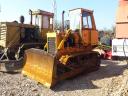 Марка: Булдозер Hanomag (Komatsu H3),Цена: 10 500 € Без ДДС,Състояние: Булдозер Hanomag (Komatsu H3) със спецификации:<br /><br />- 6 цилиндров турбо дизел Massey Ferguson;<br />- мощност на двигателят - 210 к.с.;<br />- трансмисия Powershift 2+1;<br />- гребло с широчина 2.55 м с регулиране на хоризонтала;<br />- оперативно тегло - 14 200 кг.;<br />- ходова част на 45%;<br />- готов за работа;<br />- Наличен на базата ни в село Козаревец! <br />- Връзка към актуално видео в Youtube:<br />https://www.youtube.com/watch?v=UjiwOlGKgEs