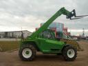 Марка: Merlo 26.6 SPT,Цена: 17 500 € Без ДДС,Състояние: Tелескопичен товарач Merlo 26.6 SPT със спецификации:
<br />
<br />• 2000 година;
<br />• 4-цилиндров дизелов двигател Perkins 1004-42, T - EURO 2;
<br />• Mощност на двигателя – 100 к.с;
<br />• Скоростна кутия с 20 км/ч транспортна скорост;
<br />• 2 предни скорости;
<br />• Стандартни гуми - 400/70-20;
<br />• Максимална товароподемност – 2.600 кг;
<br />• Максимална височина на повдигане – 5.98 метра;
<br />• Обхват на стрелата с максимално натоварване - 1.30 метра;
<br />• Изнасяне на стрелата напред до 3.20 метра;
<br />• Хидравличен теглич;
<br />• Тегло 5.480 кг.
<br />
<br />* Кофа 3 куб.м.,
<br />* Палетни вилици.
<br />
<br />Много добро техническо състояние!