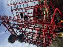 Марка: Vaderstad NZ 10m 2022година,Цена: 33 500 € Без ДДС,Състояние: Култиватор Vadestad NZ 10м с характеристики:
<br />2022година
<br />Работна ширина 10м
<br />Разполага с изравняваща CrossBoard, последвана от зъбци с разстояние 7,5 см, разпределени на 5 или 6 оси. Високоинтензивната обработка спестява преминавания, като същевременно задържа почвената влага. Възползвате се от висок товароносимост, осигурявайки постоянна работна дълбочина и позволяваща ранно влизане в полето.
<br />Функцията ControlFunction на NZ Aggressive позволява регулиране на работната дълбочина спрямо различните почвени условия в движение. За да се осигури оптимално установяване на културите, може да бъде настроен да работи малко по-интензивно на синори или в райони, където е необходима малко по-дълбока обработка.
<br />Интензивно вибриращите зъбци AgrillaCobra са изработени от закалена стомана. Вибрациите сортират почвата, като преместват по-големите агрегати нагоре и по-малките фракции надолу. Това създава устойчива на атмосферни влияния повърхност и същевременно осигурява контакт между семената и почвата. Върхът е разположен зад закрепването му, което осигурява много добра устойчивост на камъни и дълъг експлоатационен живот. Комбинацията от добър просвет и разпределение на зъбците осигурява впечатляващ проток и интензивна обработка на сеитбеното легло.