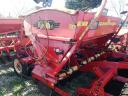 Марка: Vaderstad Rapid 300 Super,Цена: 12 300 € Без ДДС,Състояние: Сеялка Vaderstad Rapid 300 Super със спецификации:
<br />
<br />- 3 метрова дискова сеялка;
<br />- гравитачен тип сеене;
<br />- дисков култивиратор преди сеещите дискове,
<br />- гумен притъпкващ апарат след сеещите дискове;
<br />- пивотиращи и притъпкващи гуми отпред;
<br />- контролер на сеитбата;
<br />- Accord метрична система;
<br />- маркери и премаркери;
<br />- аерозатор;
<br />- добро състояние;
<br />
<br />• Налична на базата ни в село Козаревец!